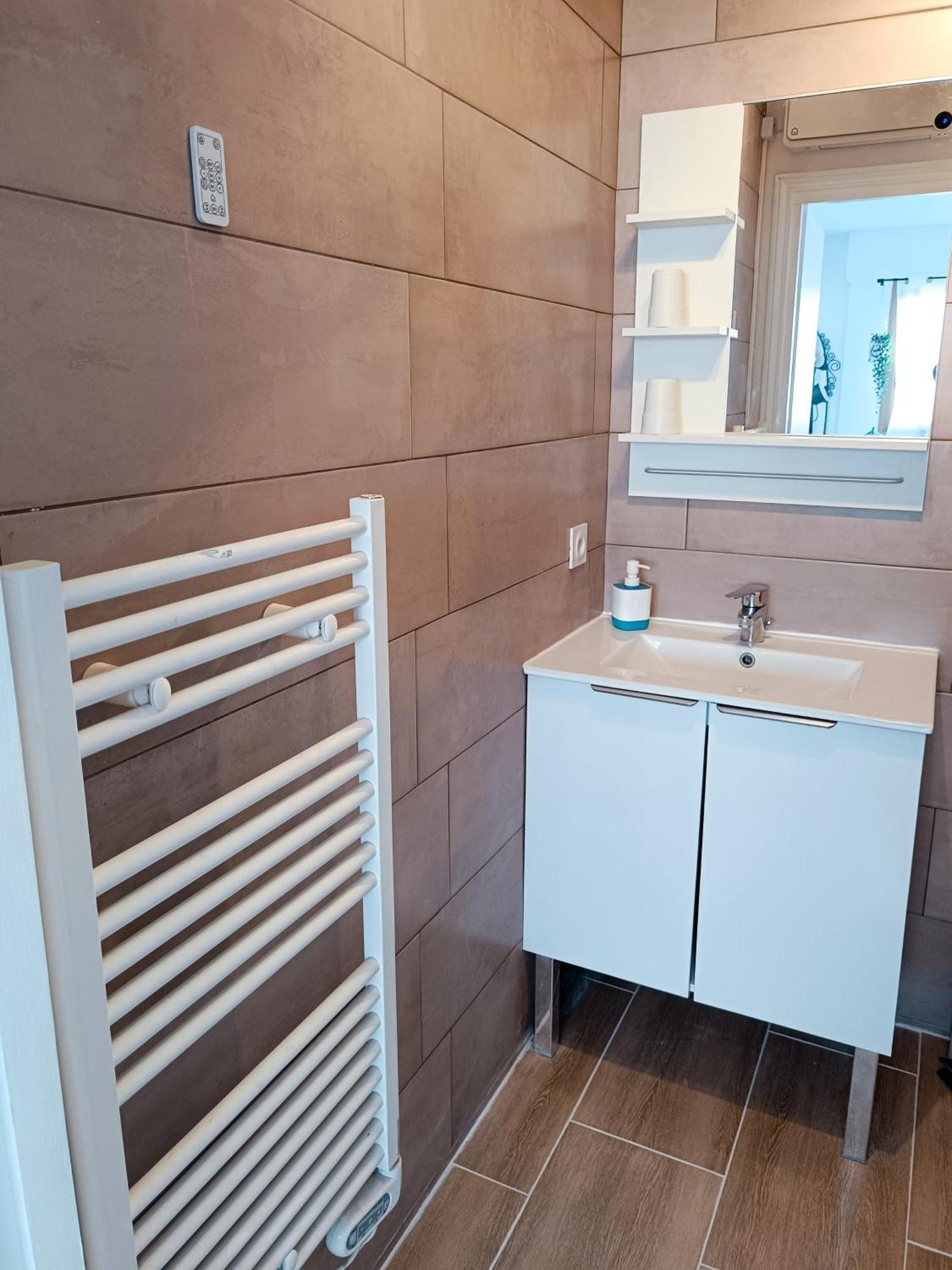 2 pièces climatisé avec balcon dans le vieil Antibes, résidence moderne avec ascenseur Exterior foto